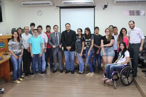 Jovens debatem sobre o sistema democrático.
